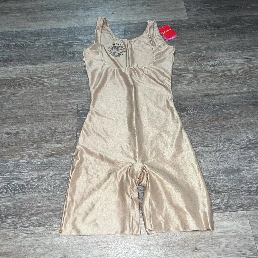 SPANX Conceal- Her Nude Full Body Shapewear - Picture 5 of 6